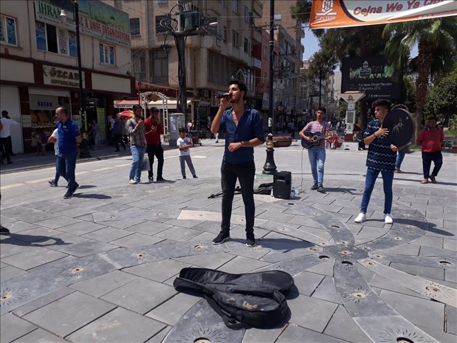 Kızıltepe´de sokak sanatçılarının melodileri yükseldi