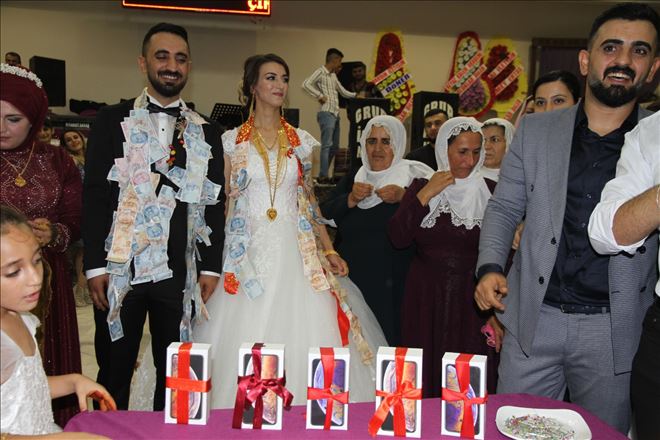 Telefoncu damadın düğün hediyesi 5 akıllı telefon oldu