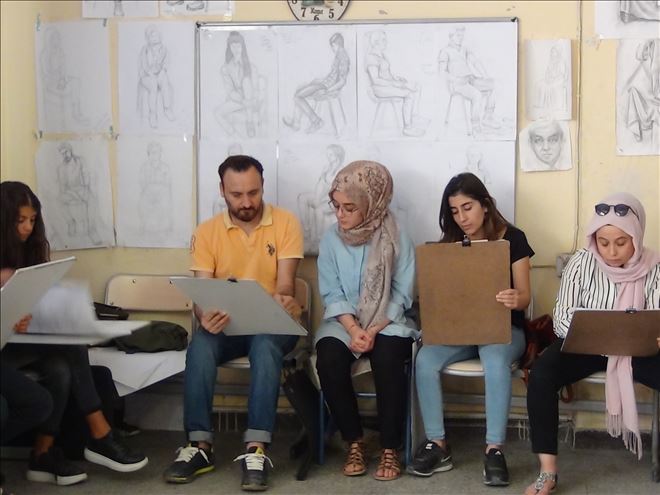 26 yıldır ücretsiz resim dersi veriyor