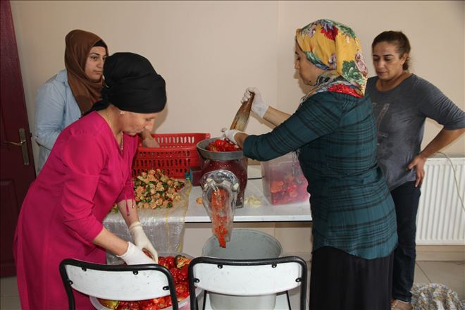 Okul bahçesinde ürettikleri biberlerden şalca yapıp satıyorlar