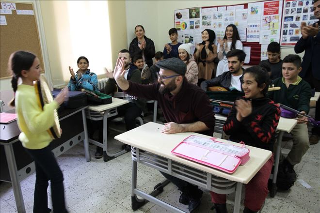 Suriye sınırındaki çocuklar müzik aletlerine dokundular