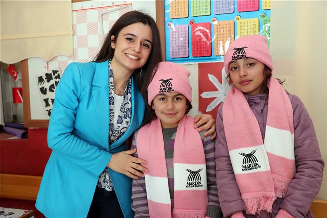 Öğrencilere atkı, bere ve eldiven dağıtımına başlandı