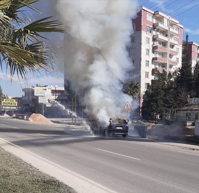 Seyir halindeki otomobil alev aldı