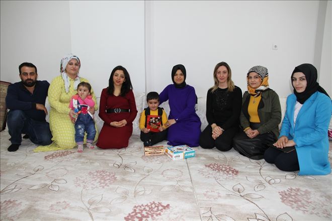 Cam kemik hastası Yusuf karnesini Kaymakam´ın eşinden aldı