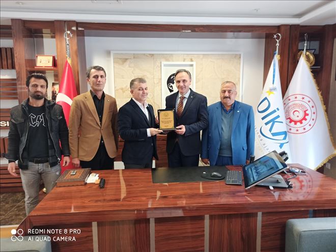 DİKA Genel Sekreteri Altındağ´a hububatçılardan plaket.  