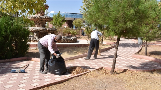 Parklarda temizlik çalışmaları devam ediyor