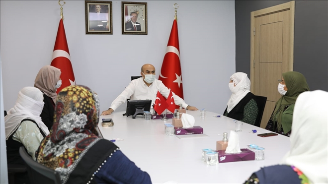 Vali Demirtaş, mahalle sakini kadınları dinledi