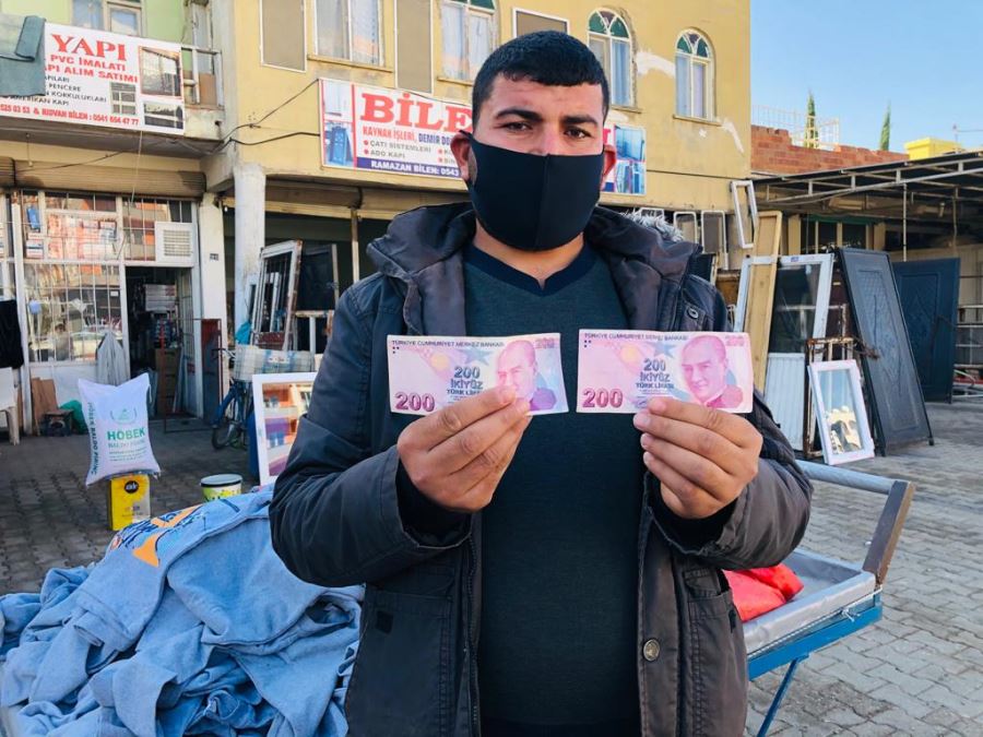 Seyyar satıcı hatalı basım parasını araba fiyatına veriyor