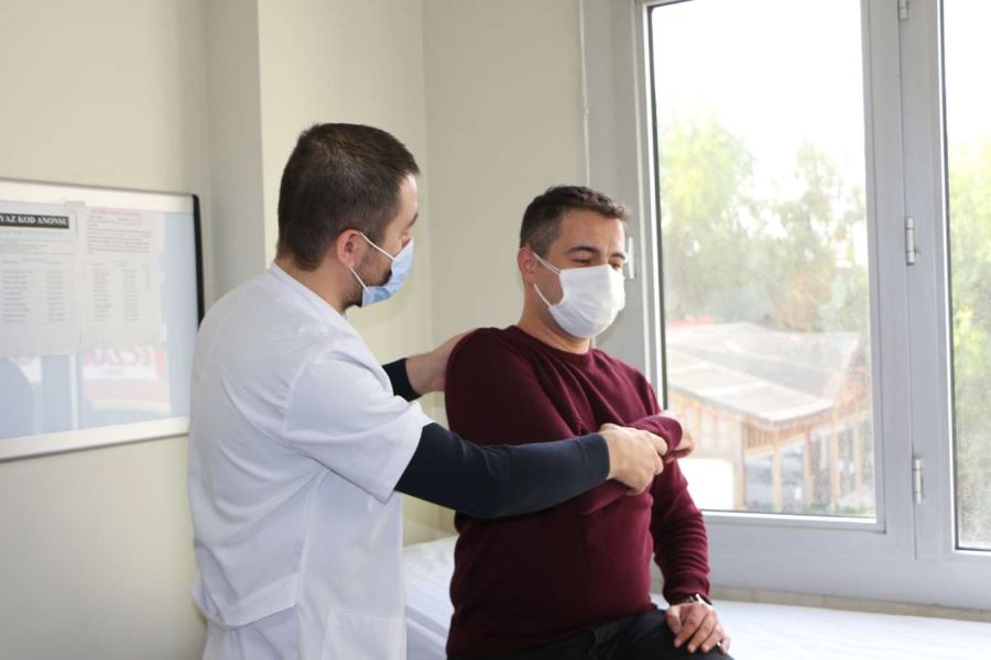 Skolyoz tedavi edilmezse kalp ve akciğer sorunlarına yol açabiliyor