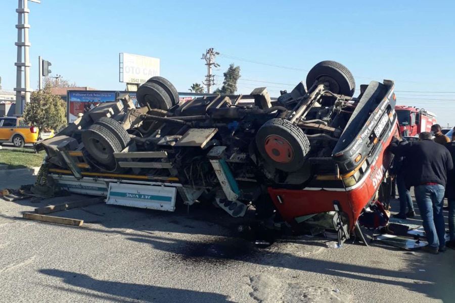Takla atan çekiciden yara almadan kurtuldu