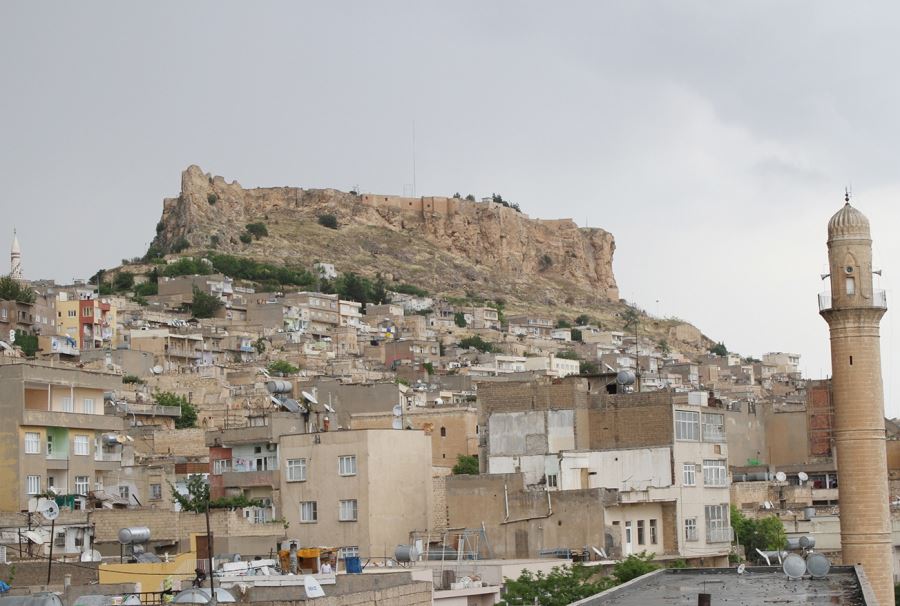 Mardin’de tarihi yapıların silüetini bozan yapılar masa yatırıldı