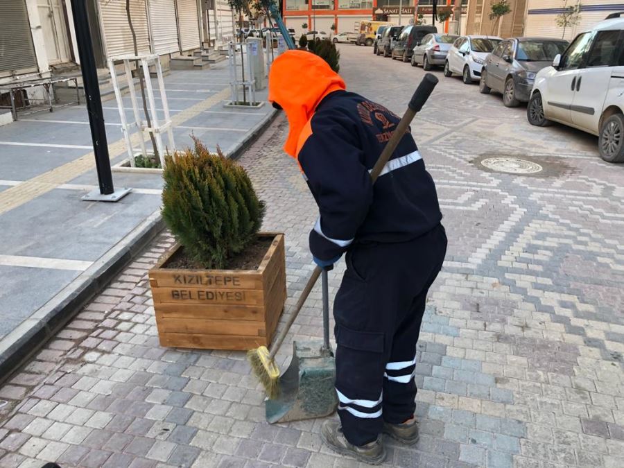 Koronanın sessizliğini süpürgesinin sesiyle bozdu