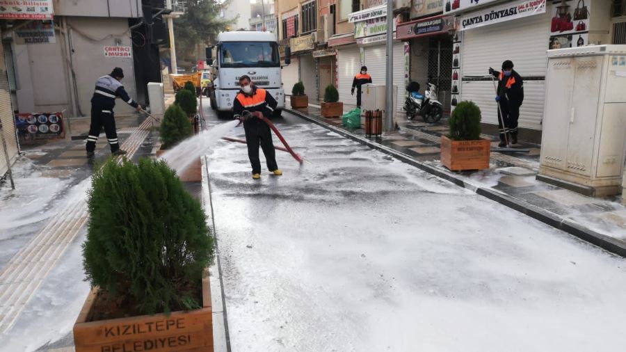 Kızıltepe’de caddeler köpüklü suyla yıkanıyor