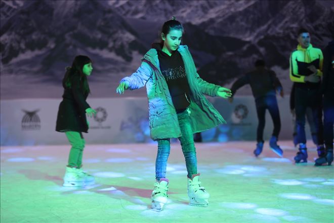 Mardin´de öğrenciler yırı yıl tatilinde buz pistine akın etti