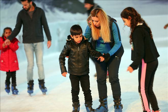 Şehit çocukları buz pistinde gönüllerince eğlendi