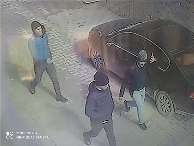 Otomobilden 72 bin TL alan hırsızlar güvenlik kamerasına yakalandı