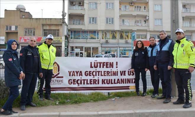 Polis ve zabıta üst geçit ve yaya geçidine dikkat çekmek için pankart astı