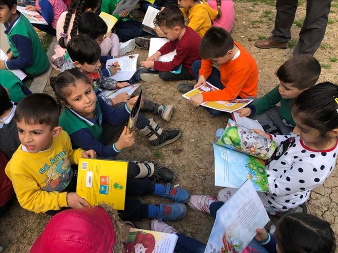Okul dışında hem okudular hem de kütüphaneyi tanıdılar