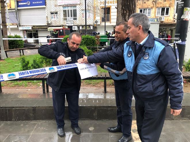 Belediye  bankları söktü, oturma alanlarına güvenlik şeridi çekti