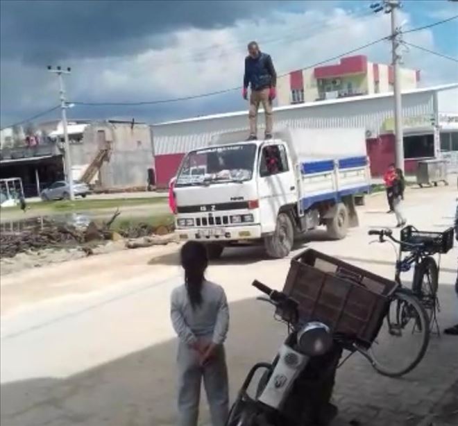 Seyir halindeki kamyonetin üstüne çıkan sürücü, korku dolu anlar yaşattı