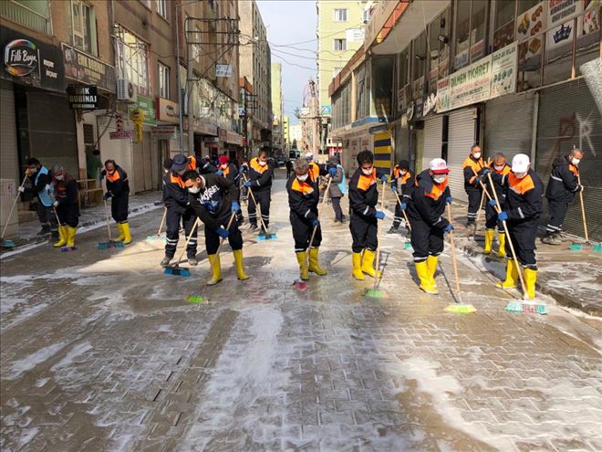 Kızıltepe´de caddeler köpüklü suyla yıkanıyor