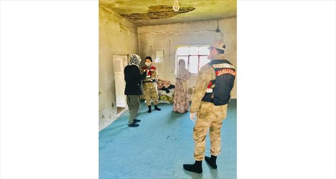 Yaşlı çiftin ihtiyaçlarını jandarma karşıladı