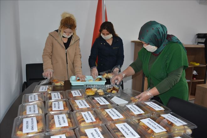 Kızıltepe´nin gönül elçileri evde börek yapıp yaşlılara götürüyor