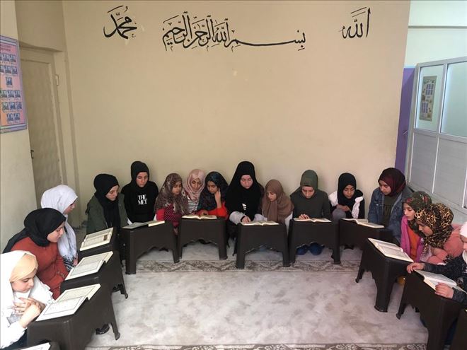 Mardin´de İdlib şehitleri için öğrenciler hatim indirdi