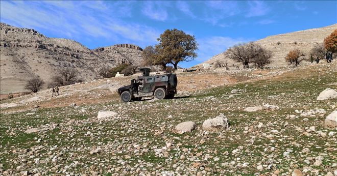 Mardin kırsalında teröristlere ait yaşam malzemesi ele geçirildi