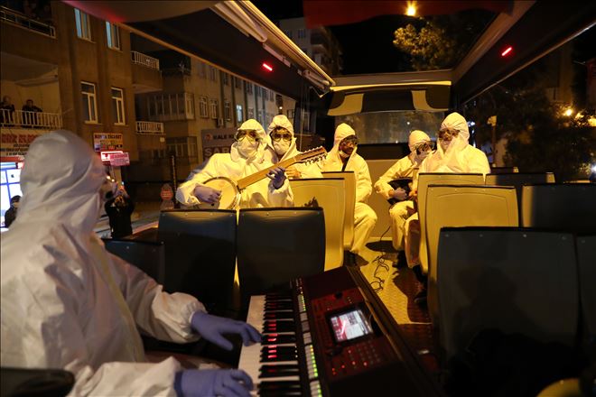 Mardin´de evde kalan vatandaşa 4 dilde konser