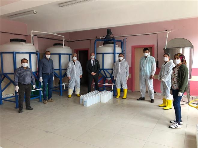 Artuklu´da kimya öğretmenleri  ele ele verip yüzey dezenfektanı üretiyor