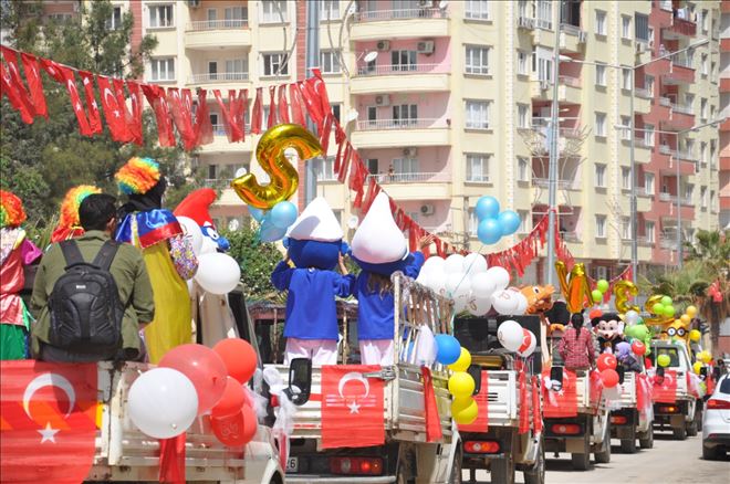 Kızıltepe´de 23 Nisan kortejine vatandaşlar balkonlarından eşlik etti