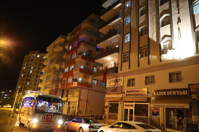 Belediyenin üstü açık otobüsü ilahi dinletisi düzenliyor