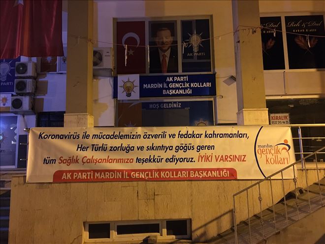 AK gençlikten sağlık çalışanlarına teşekkür pankartı