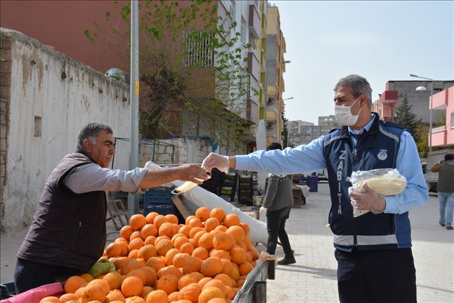 Kızıltepe´de belediye pazarda vatandaşlara maske ve eldiven dağıttı