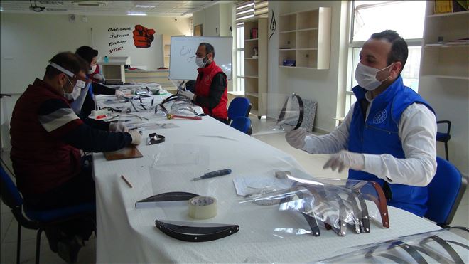 Kızıltepe Gençlik Merkezinde siper maske üretimi