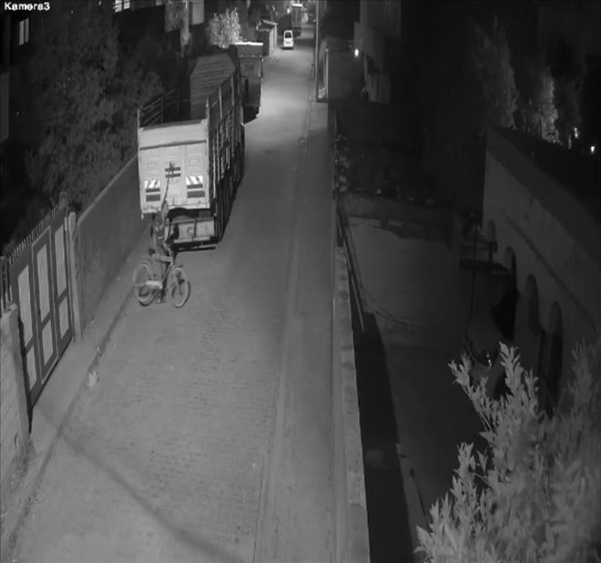 Duvardan atlayıp bisiklet çalan şahıs güvenlik kamerasına yakalandı