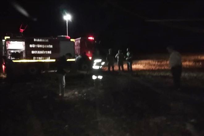 Derik´ te buğday ekili tarlada çıkan yangında 100  küle dündü