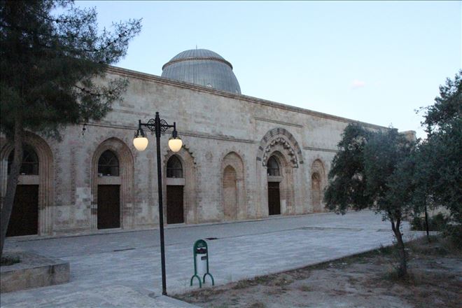 Korona virüs sebebiyle bayramda boş kalan cami minarelerinden tekbirler yükseldi