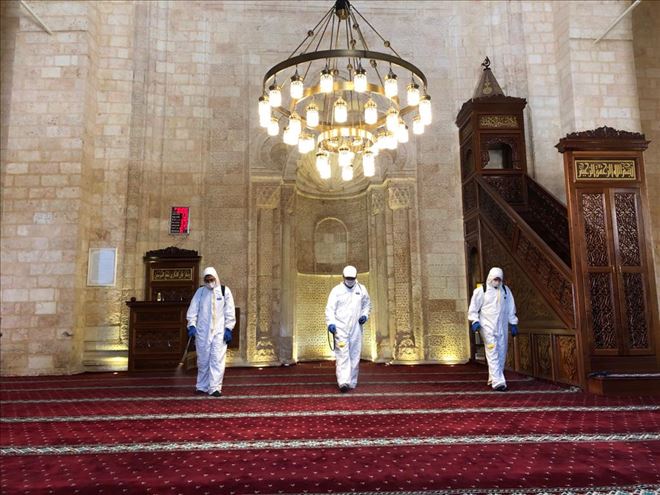 Kızıltepe´de 800 yıllık Ulu Camii dezenfekte edildi, avlusu köpüklü suyla yıkandı