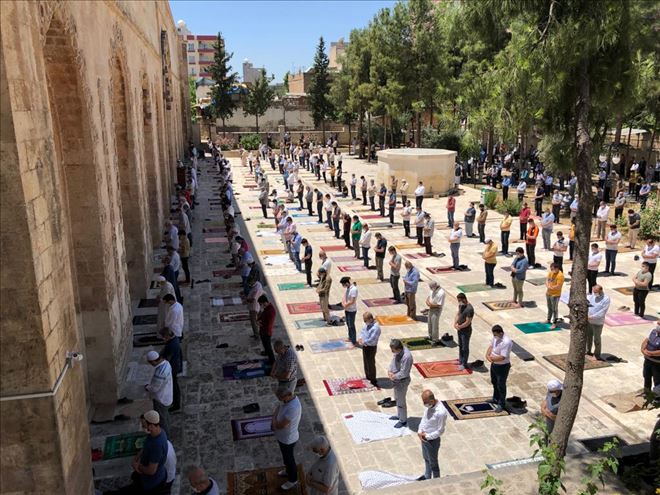 Kızıltepe´de tarihi Ulu Caminin avlusunda sosyal mesafeli Cuma Namazı kılındı