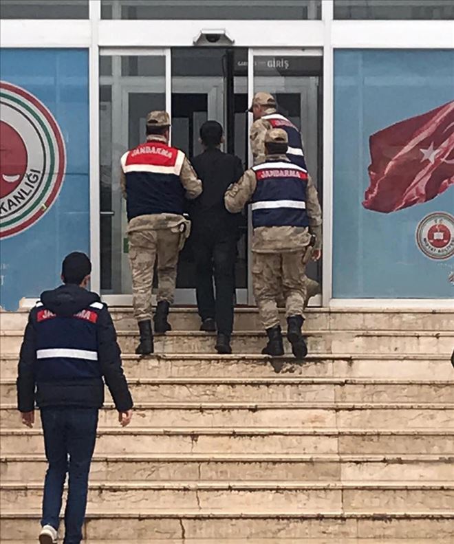 Jandarma 6 yıldır firari olan ve 12 yıl 8 ay hapis cezası olan şahsı yakaladı 