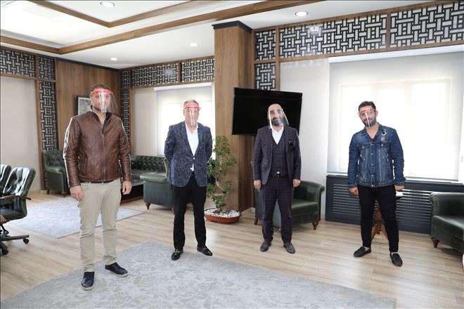 Milli Eğitim Müdürlüğünden berberlere siperlik maske