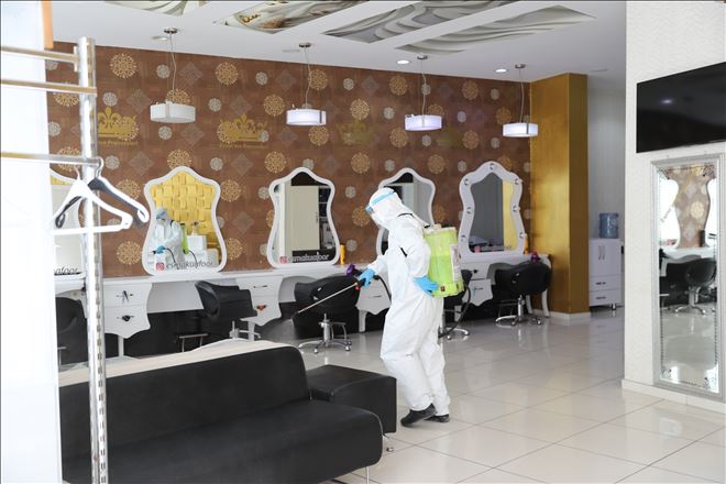 Berber ve güzellik salonları dezenfekte edildi