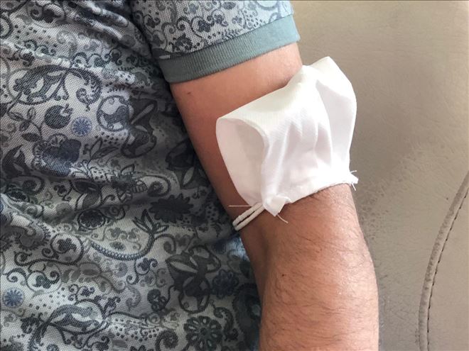 Maskeyi yüze değil kola takıyoruz