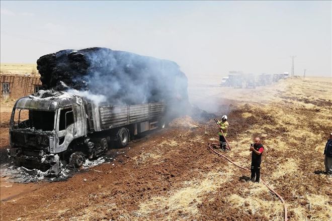 Kızıltepe´de  elektrik tellerine temas eden saman yüklü tır küle döndü
