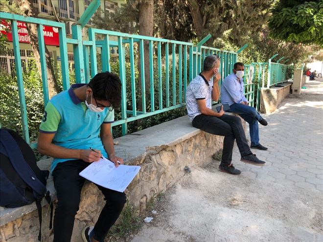 LGS´ye giren kardeşini beklerken kaldırımda YKS´ye hazırlandı