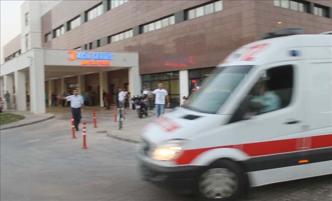 Trafik polislerine otomobil çarptı: 3 yaralı