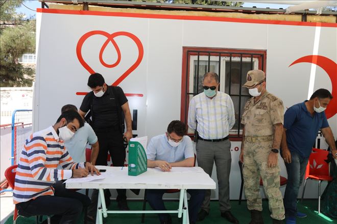 Kaymakam Hüseyin Çam, ilik nakli bekleyen Emir için kan bağışında bulundu 