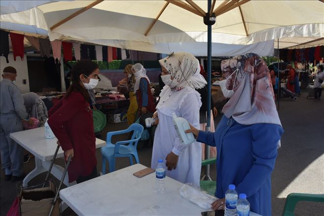 Halk pazarında vatandaşlara maske dağıtıldı